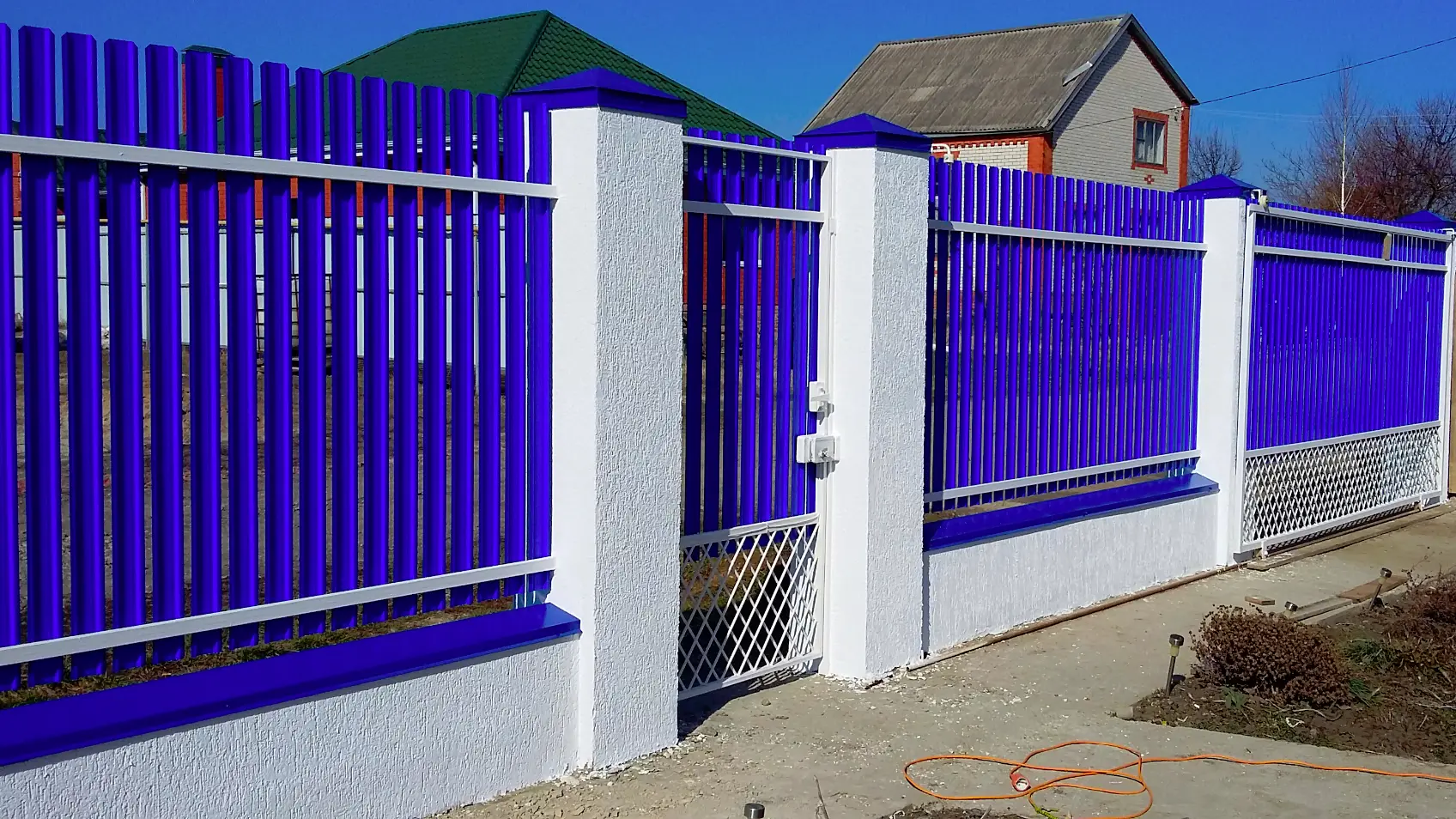 Фото 7 штакетник узкий RAL5002 Синий Ультрамарин на заборе