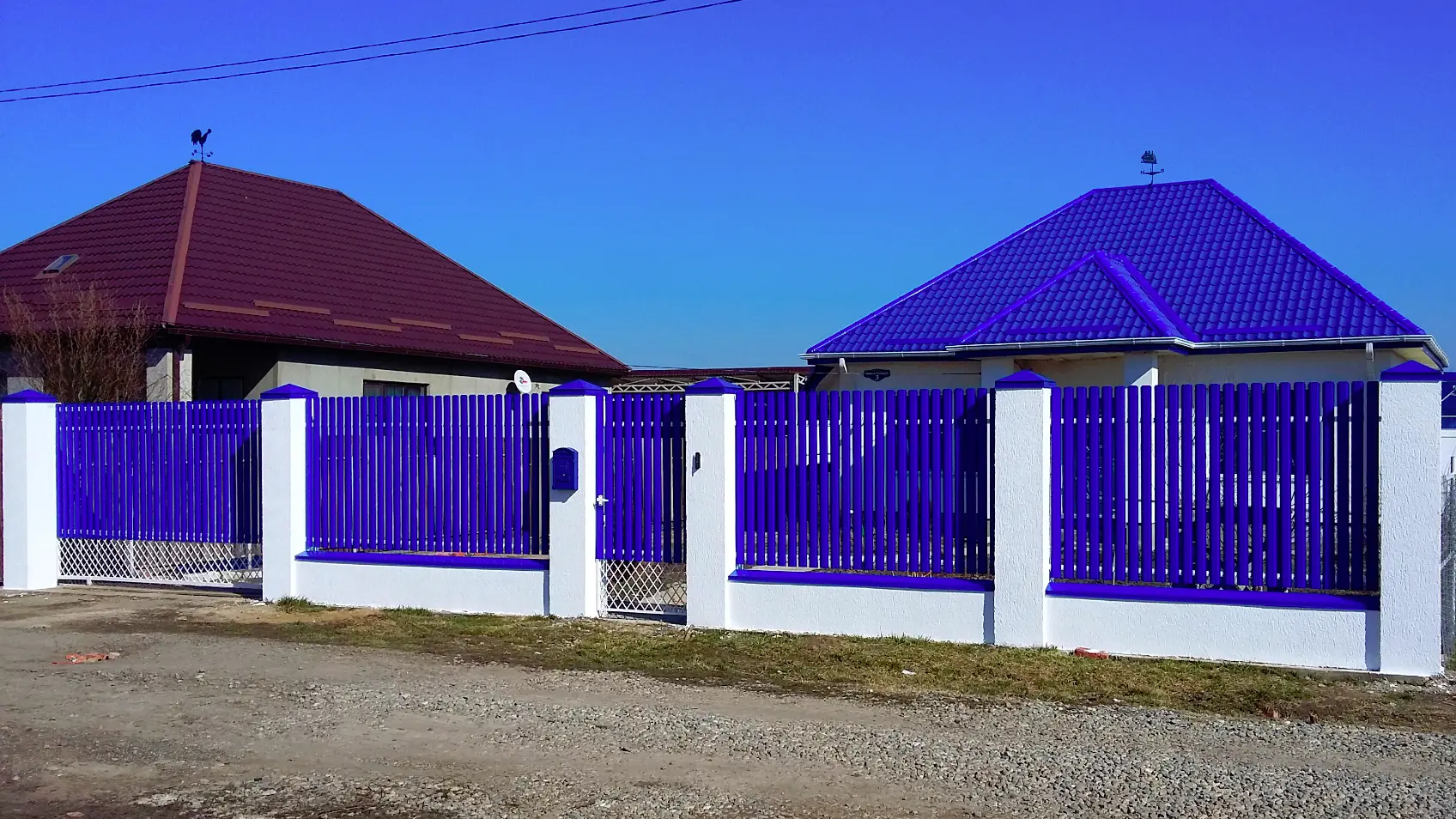 Фото 1 штакетник узкий RAL5002 Синий Ультрамарин на заборе